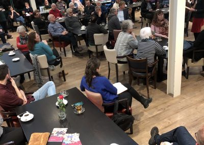 Foto drukte in de zaal